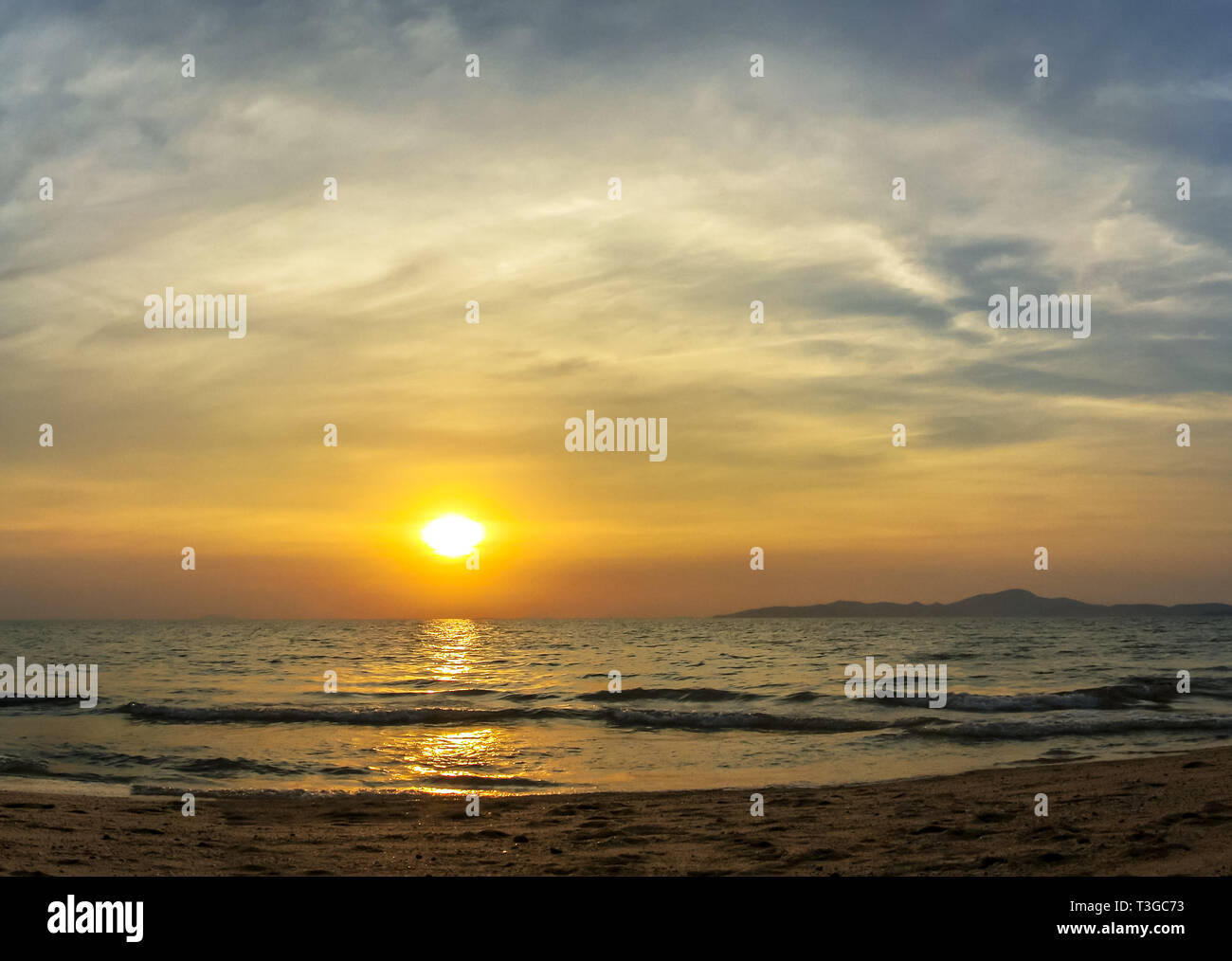 Cielo e acqua a colorato tramonto sul mare Foto Stock
