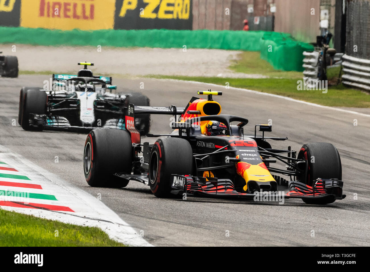 Monza/Italia - #33 Max Verstappen e #77 Valtteri Bottas lottano per la posizione durante il GP DI ITALIA Foto Stock