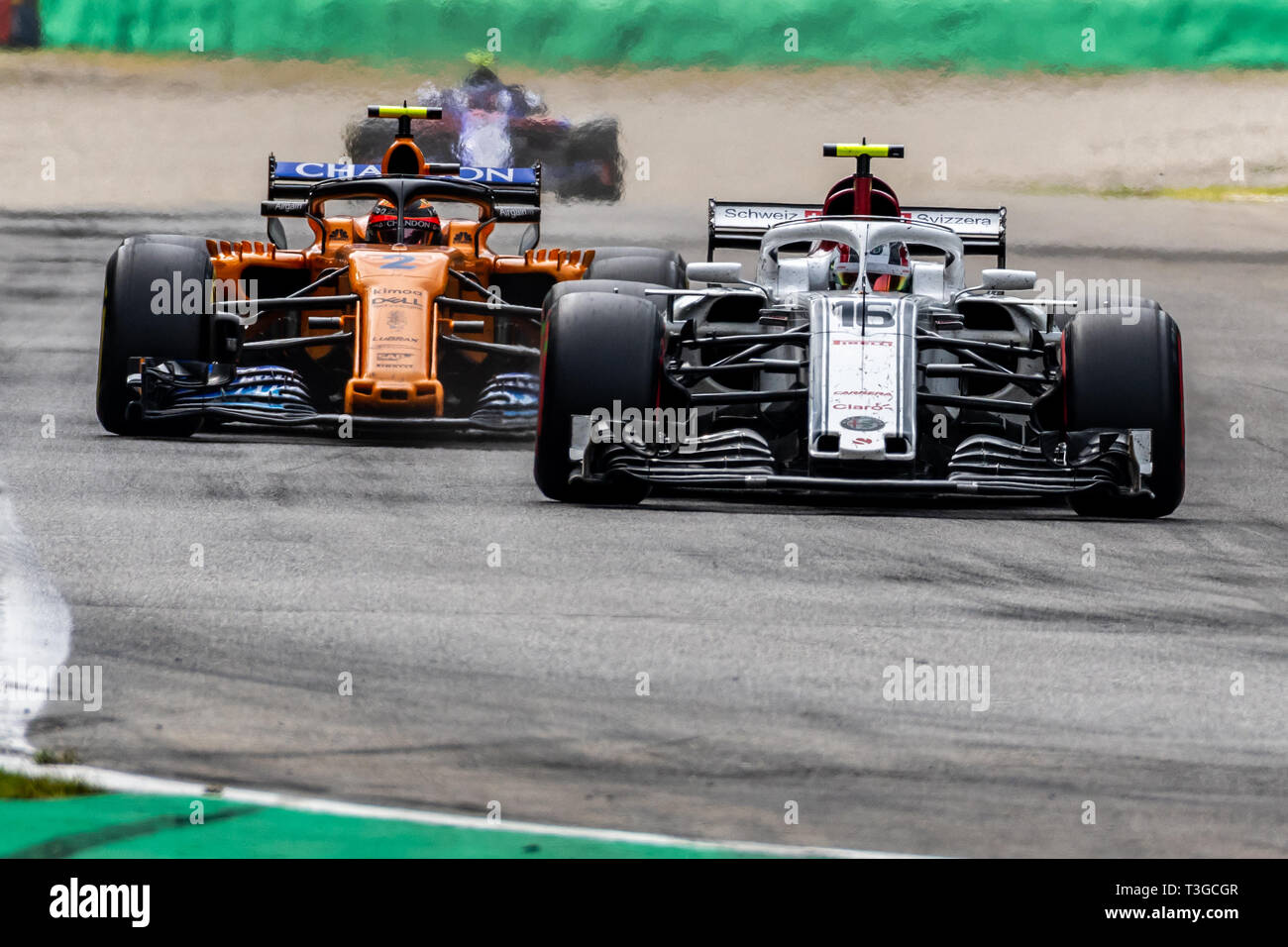 Monza/Italia - #16 Charles Leclerc sorpassi #2 Stoffel Vandoorne alla chicane Roggia durante il GP DI ITALIA Foto Stock