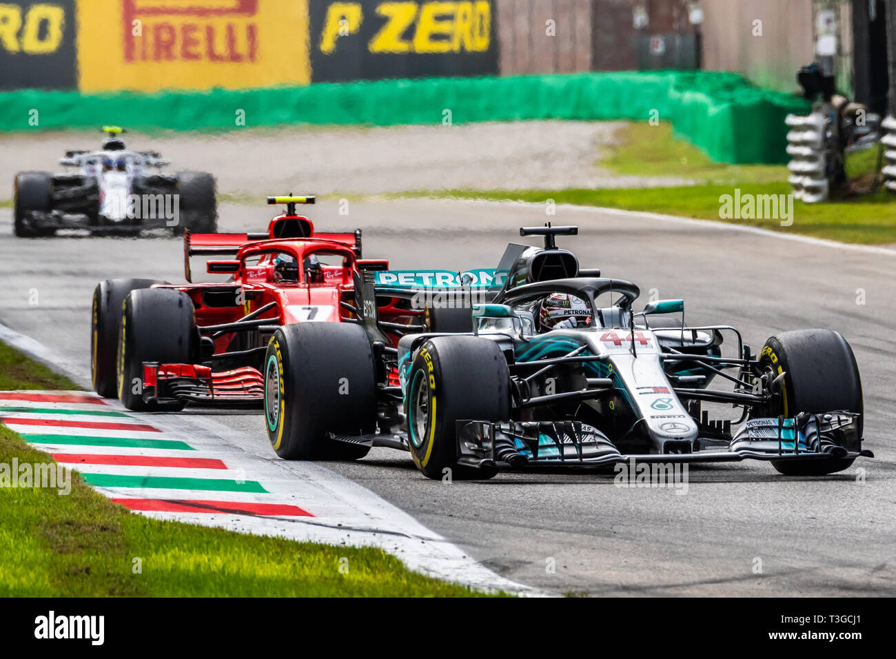 Monza/Italia - #44 Lewis Hamilton conduce #7 Kimi Raikonnen alla chicane Roggia durante il GP DI ITALIA Foto Stock