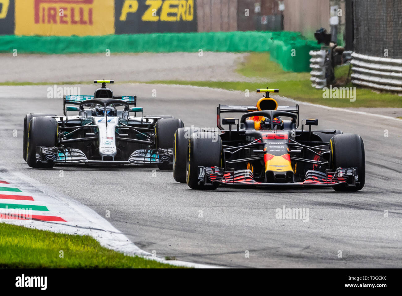 Monza/Italia - #33 Max Verstappen e #77 Valtteri Bottas lottano per la posizione durante il GP DI ITALIA Foto Stock