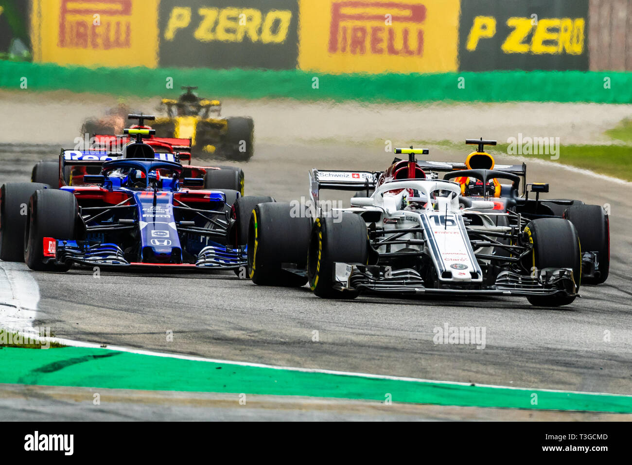 Monza, Italia - 16 Charles Leclerc conduce una feroce battaglia presso la chicane Roggia durante il GP DI ITALIA Foto Stock