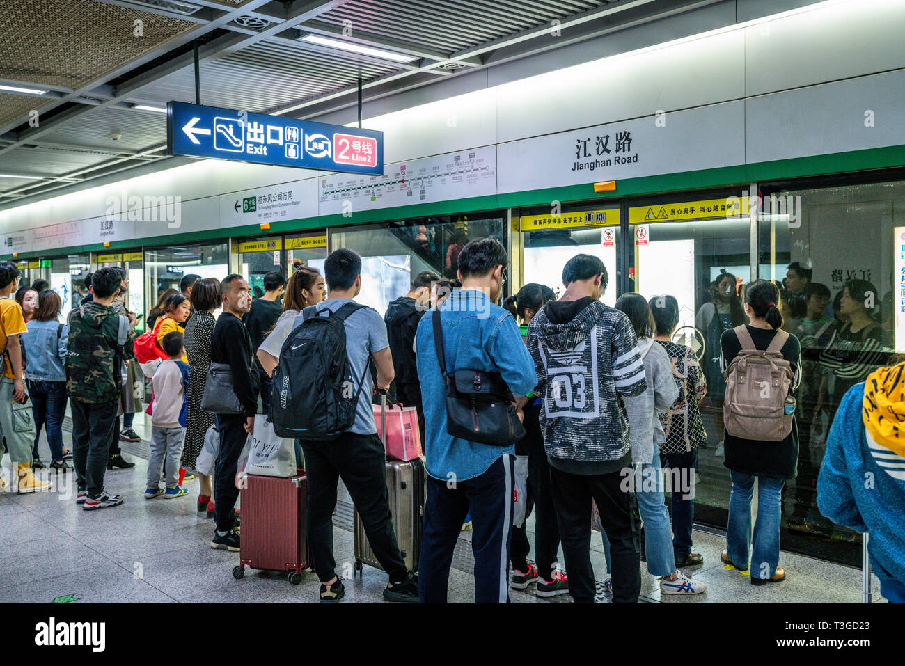 6 aprile 2019, Wuhan Hubei Cina : il popolo cinese in attesa per la metropolitana in una stazione di metropolitana sulla linea 6 della metropolitana di Wuhan in Cina Foto Stock