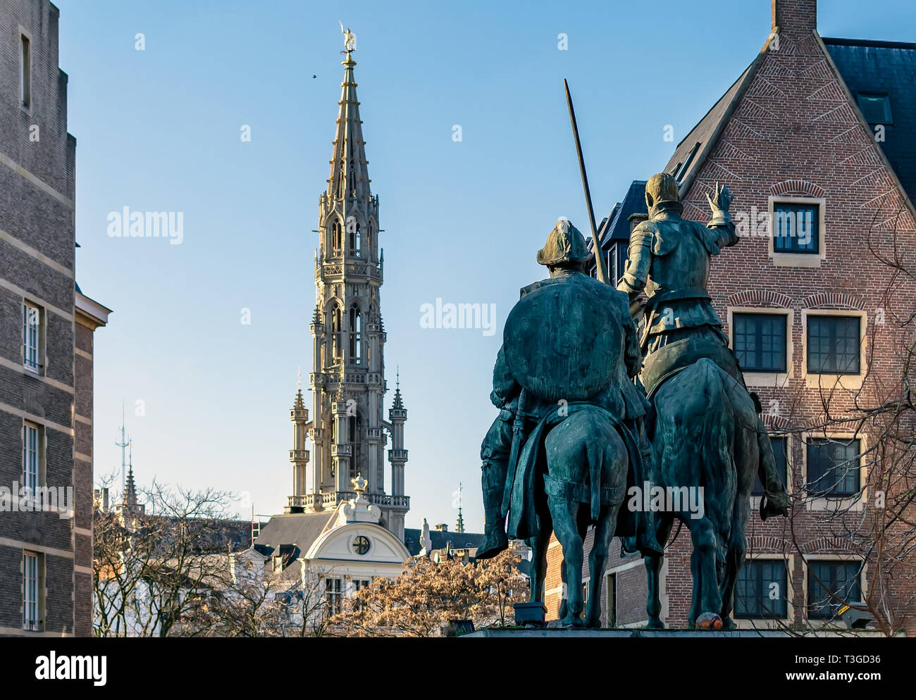 Scultura di Don Chisciotte e Sancho Panza sulla piazza di Spagna (luogo d'Espagne) affacciate e la torre gotica di Bruxelles Town Hall. Foto Stock