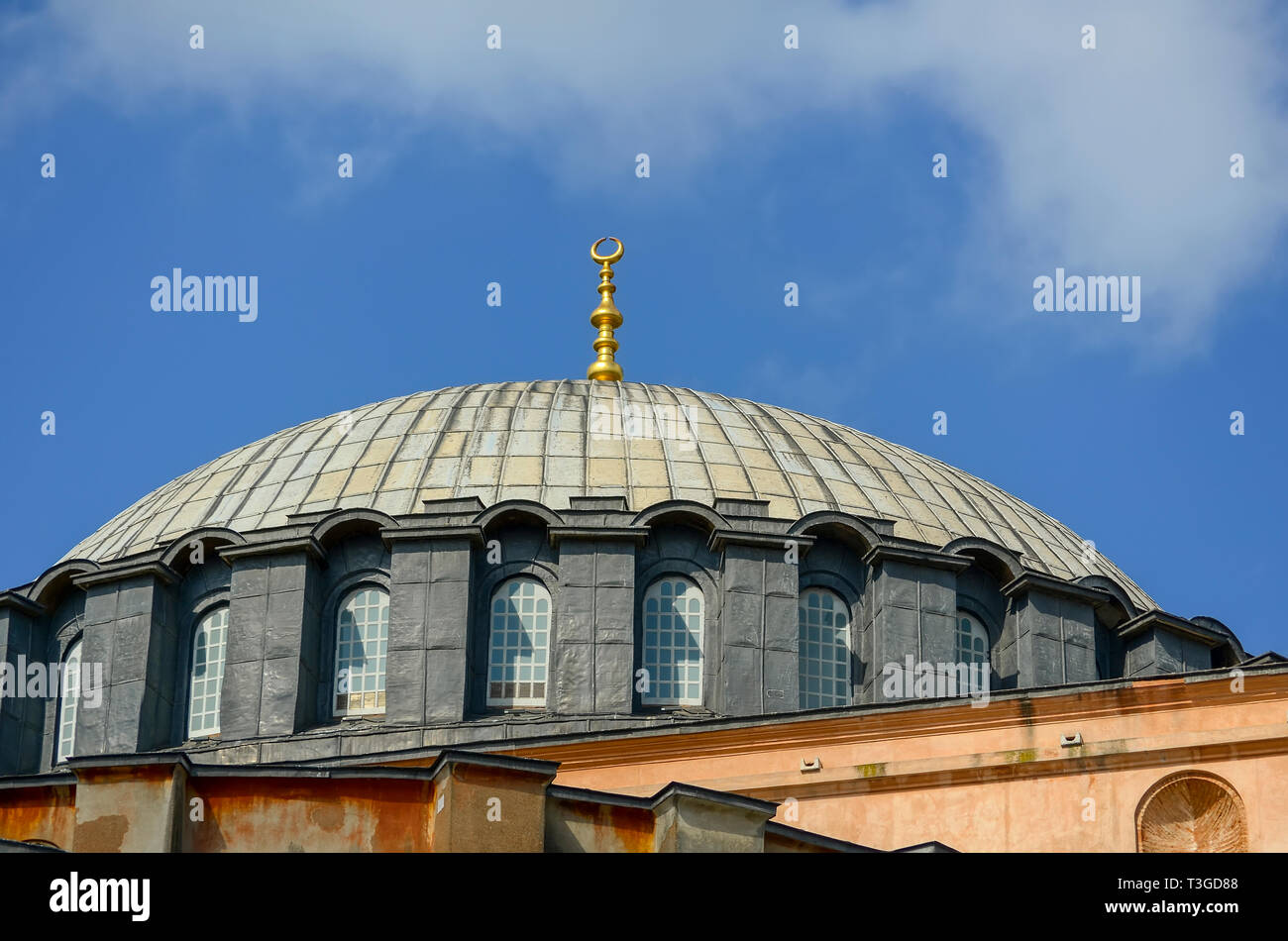 Cupola di Hagia Sophia in Istanbul vicino fino contro il cielo blu Foto Stock