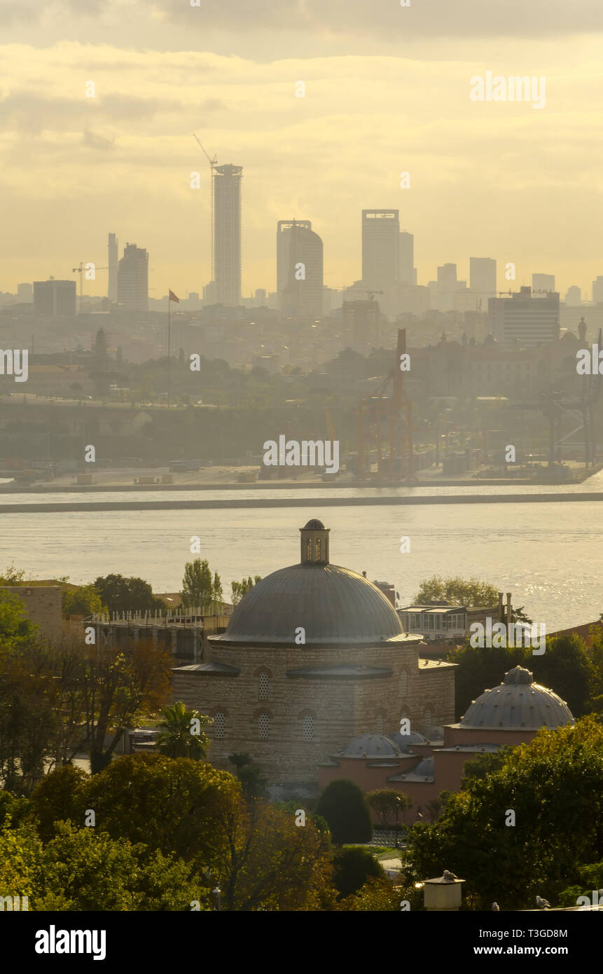 Sagome dei grattacieli di cantiere e nelle prime ore del mattino. Un aspetto da parte europea di Istanbul alla Asian Foto Stock