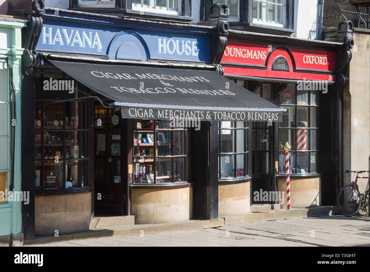 I mercanti di sigari e barbiere negozi di High Street, Oxford con bow-fronteggiata da windows Foto Stock