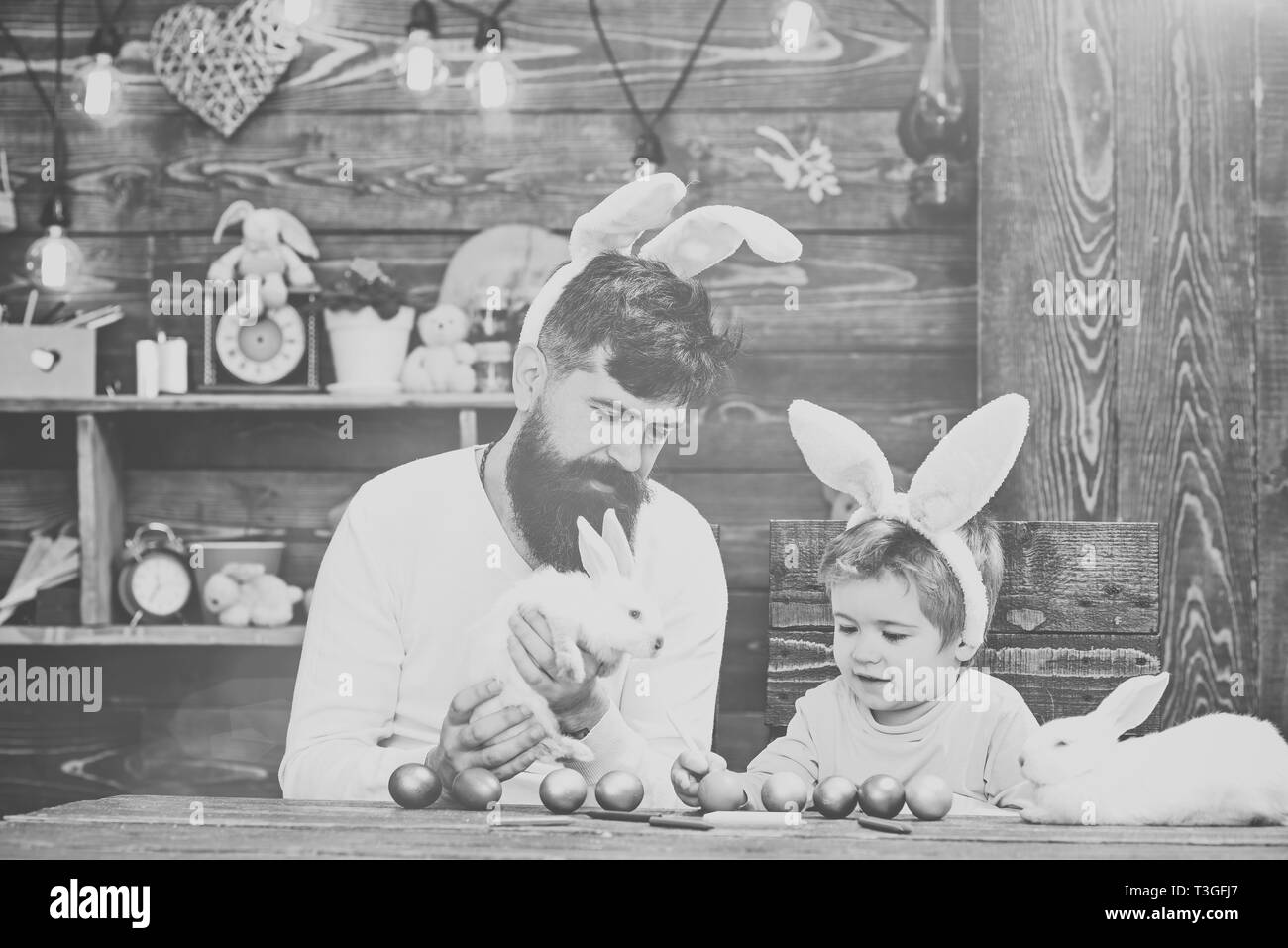 Felice Pasqua coniglio famiglia con orecchie di coniglietto. Foto Stock