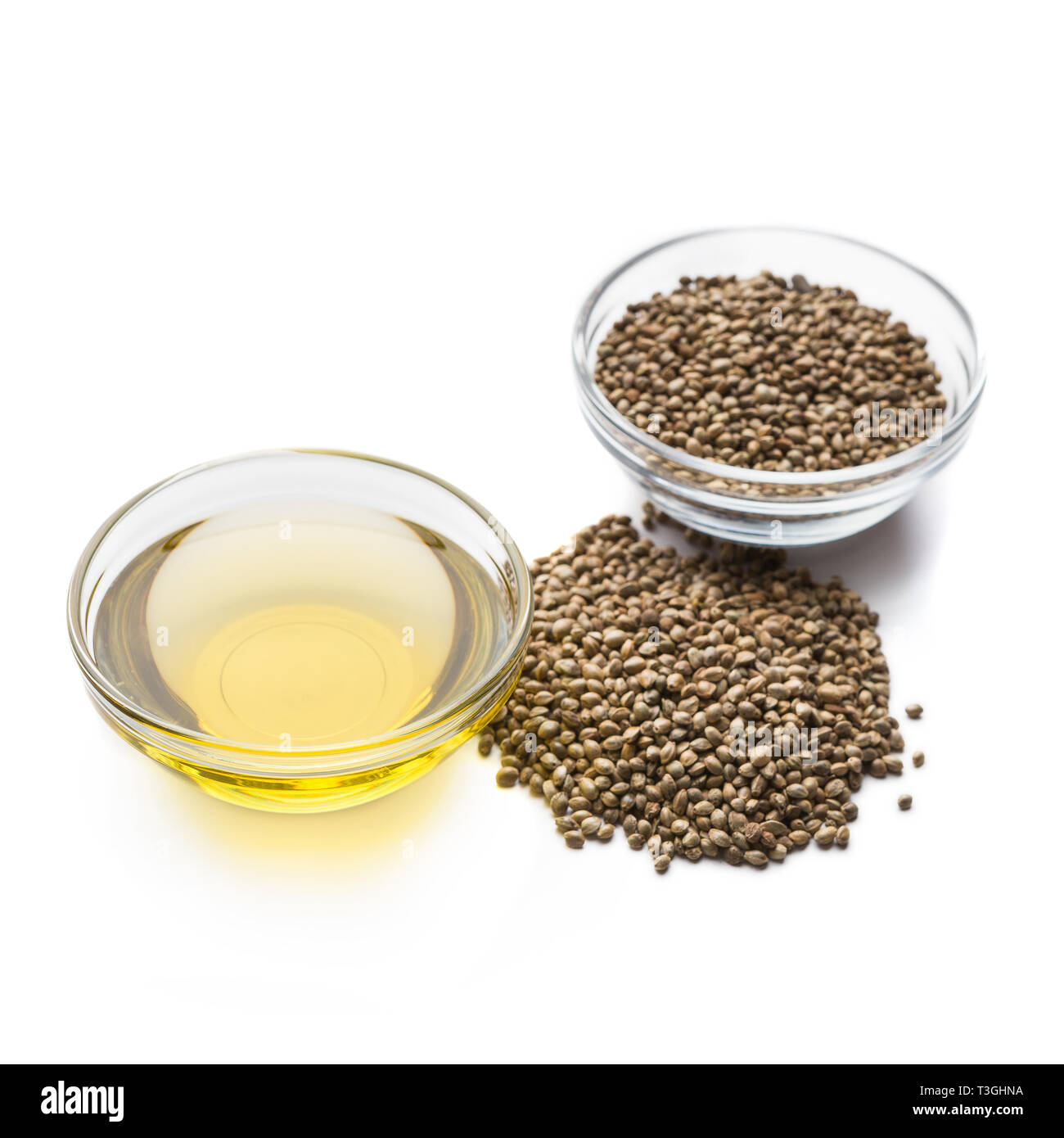 Olio di canapa e semi di bocce su bianco Foto Stock