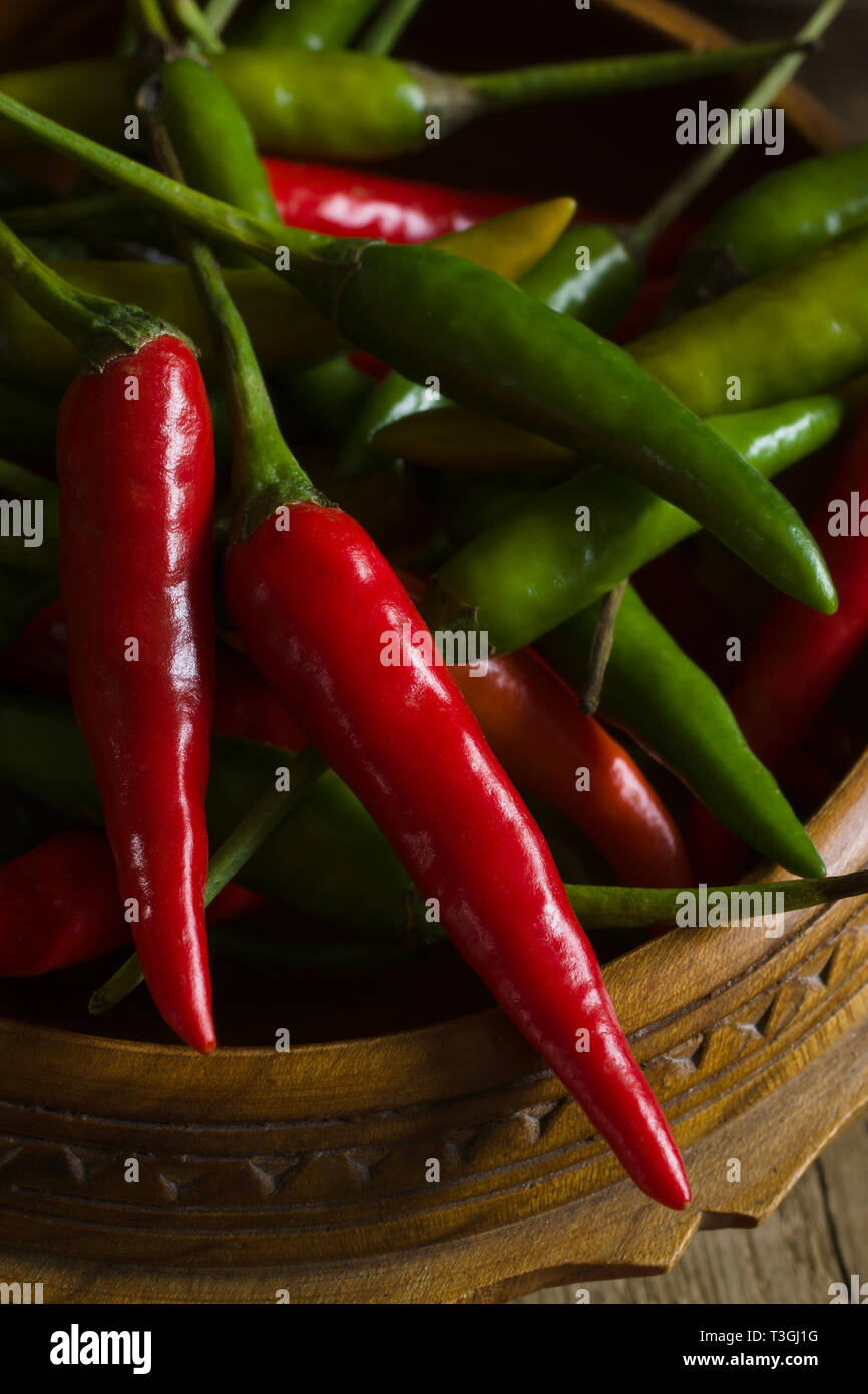 Thai rosso e verde o chilis Prik Chee fah talvolta anche noto come Birds Eye peperoncino peperoni fiery con potenza nominale di 50.000 a 100.000 unità scoville Foto Stock