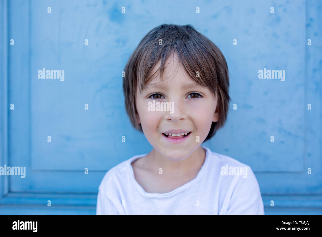 Carino per bambini in età prescolare, bella gente, viaggi ed escursioni in Brugge, Belgio Foto Stock
