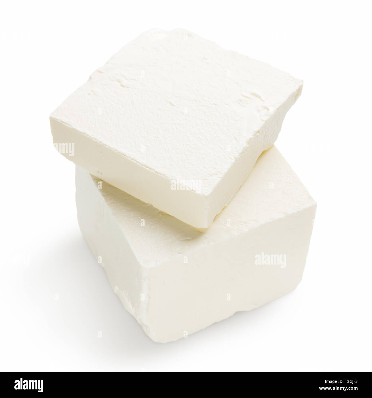 Pezzi di formaggio Feta su bianco Foto Stock