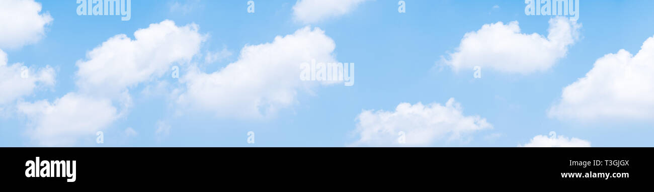 Blue sky con sfondo bianco delle nuvole durante il giorno . panorama . Foto Stock