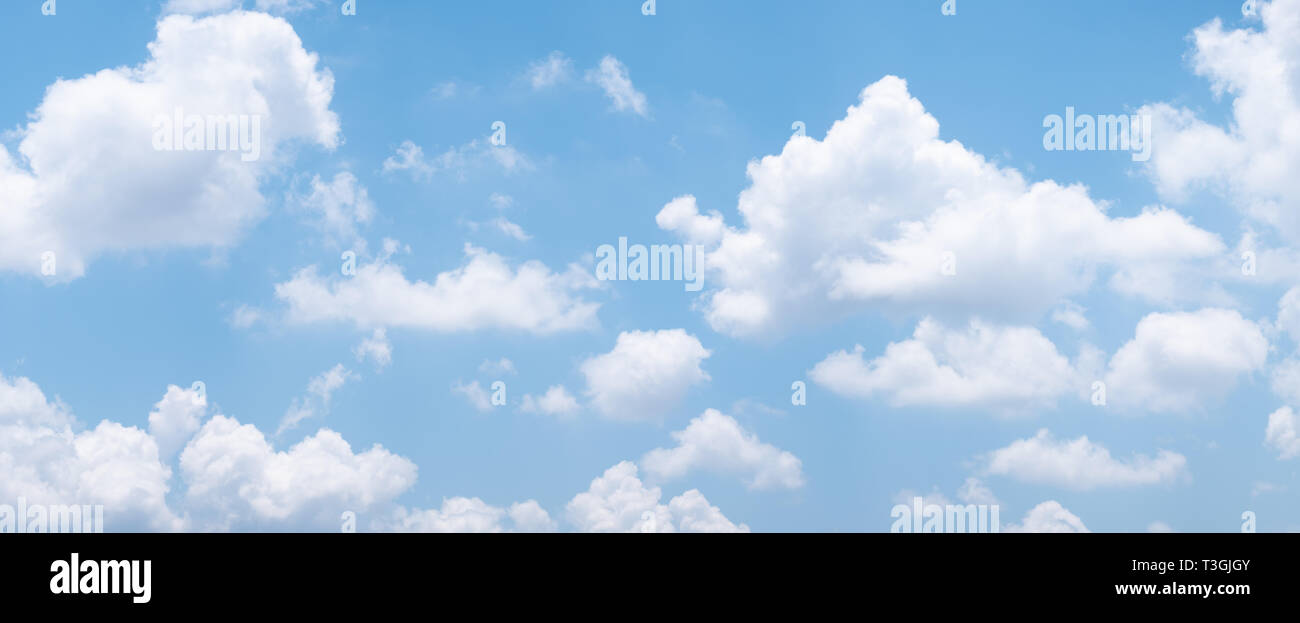 Blue sky con sfondo bianco delle nuvole durante il giorno . panorama . Foto Stock