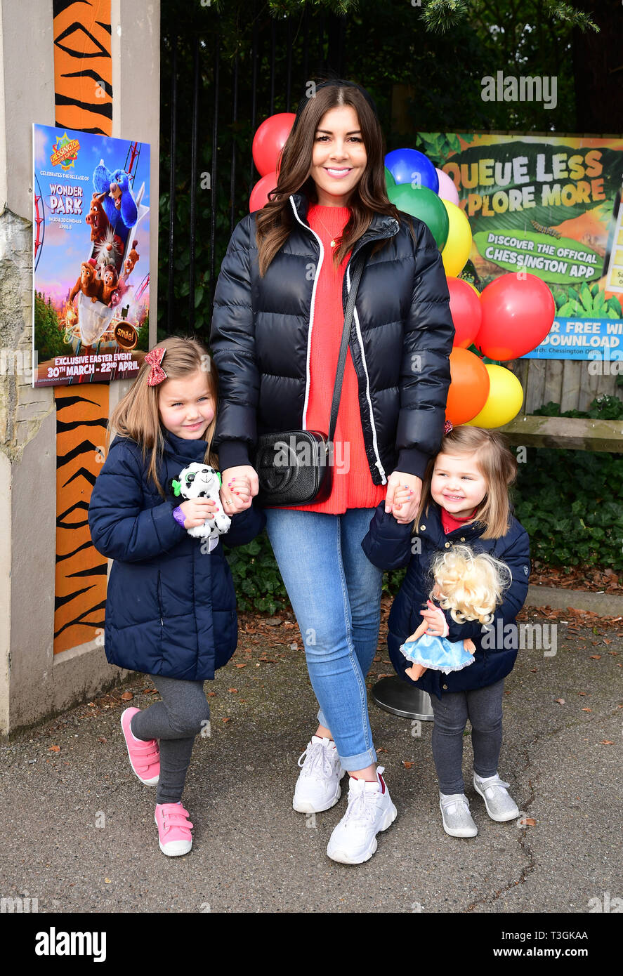 Imogen Thomas, con Ariana 6 e Siera 3 arrivando a frequentare il rilascio del nuovo film chiedo Park a Chessington World of Adventure in Chessington, Kingston upon Thames. Foto Stock