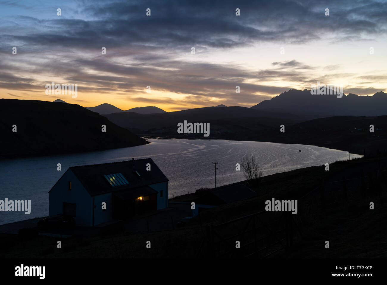 Alba sul Loch Harport e il Cuillin Hills sull isola di Skye, regione delle Highlands, Scotland, Regno Unito Foto Stock