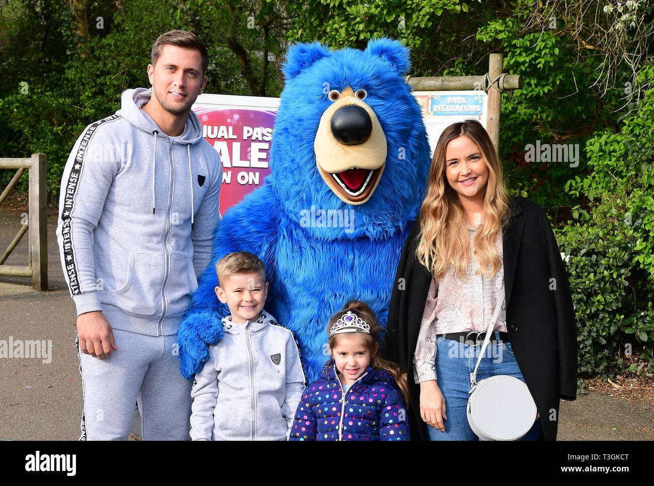 Dan Osborne e Jacqueline Jossa con Teddy e Ella arrivando a frequentare il rilascio del nuovo film chiedo Park a Chessington World of Adventure in Chessington, Kingston upon Thames. Foto Stock