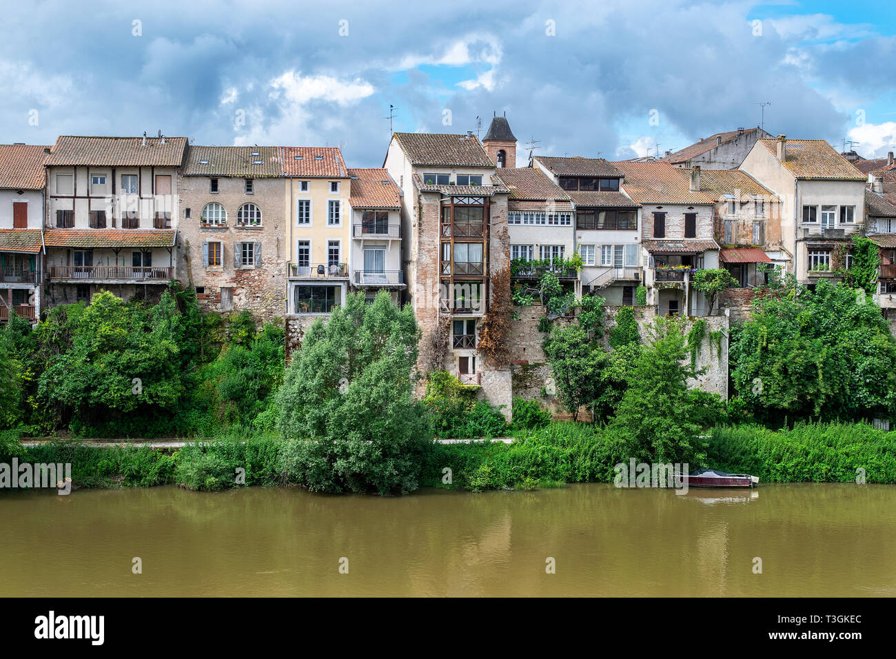 La graziosa città di Villeneuve sur Lot, Francia, guardando al di là del fiume presso la pittoresca città case Foto Stock