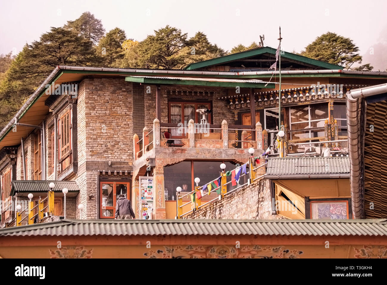 Di riposo turistico HYouse,panorama,Dochla,tabella terra,sul modo di,Punakhadzong,Bhutan. Foto Stock