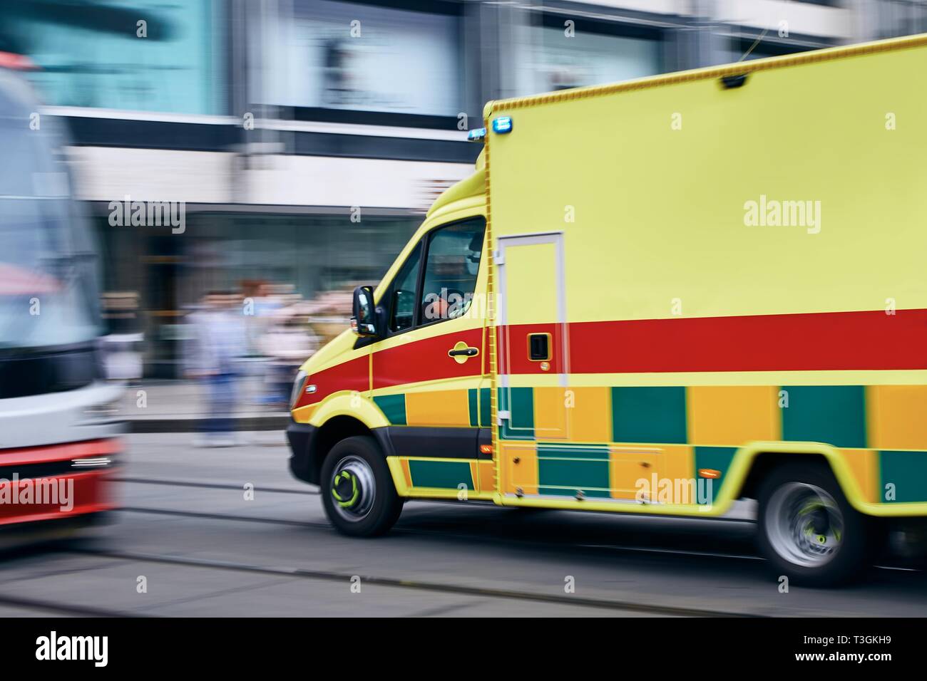 Il salvataggio in città. Ambulanza del servizio di emergenza medica in strada. Foto Stock