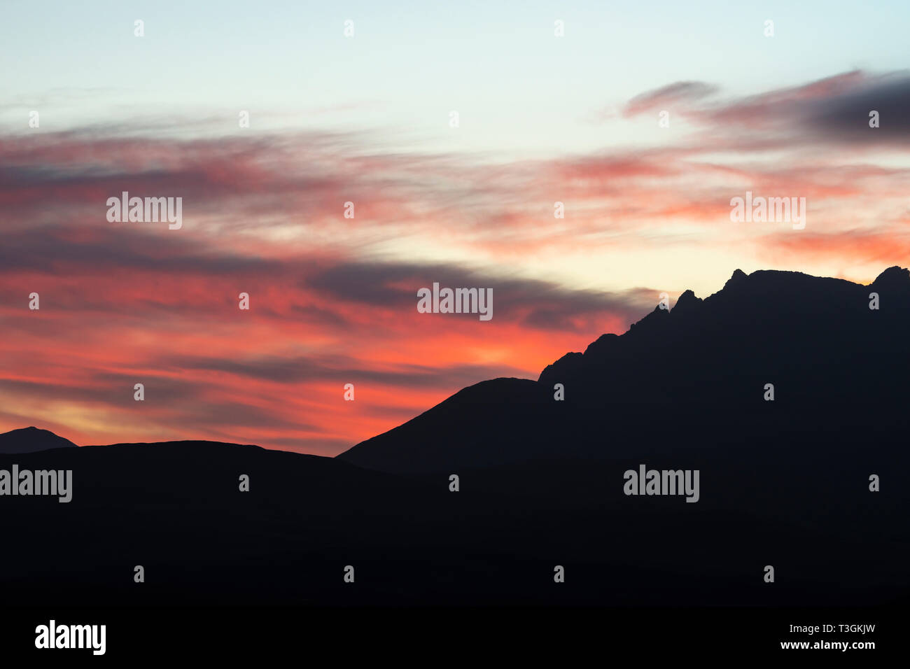 Alba sul Loch Harport e il Cuillin Hills sull isola di Skye, regione delle Highlands, Scotland, Regno Unito Foto Stock