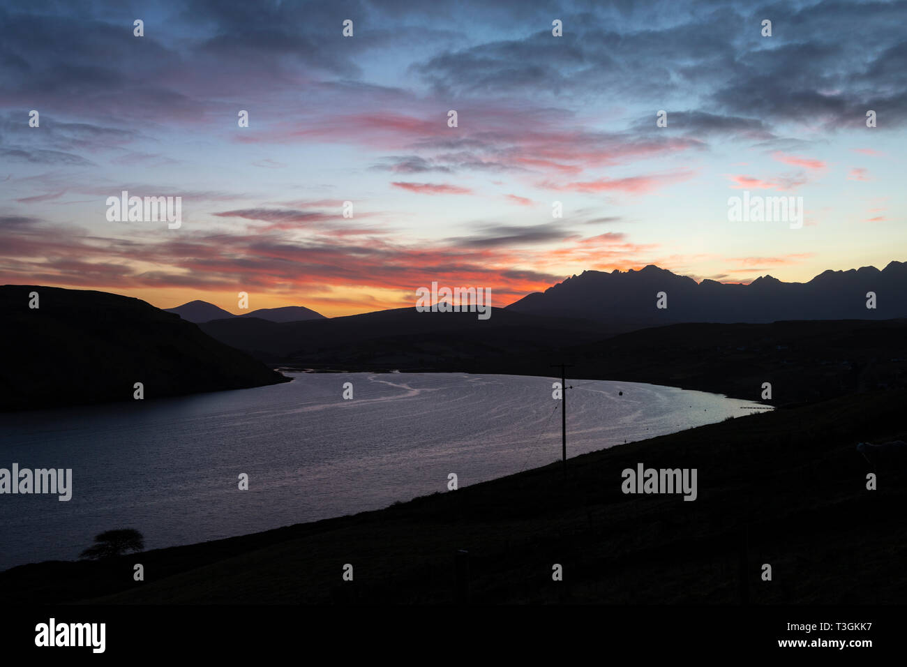 Alba sul Loch Harport e il Cuillin Hills sull isola di Skye, regione delle Highlands, Scotland, Regno Unito Foto Stock