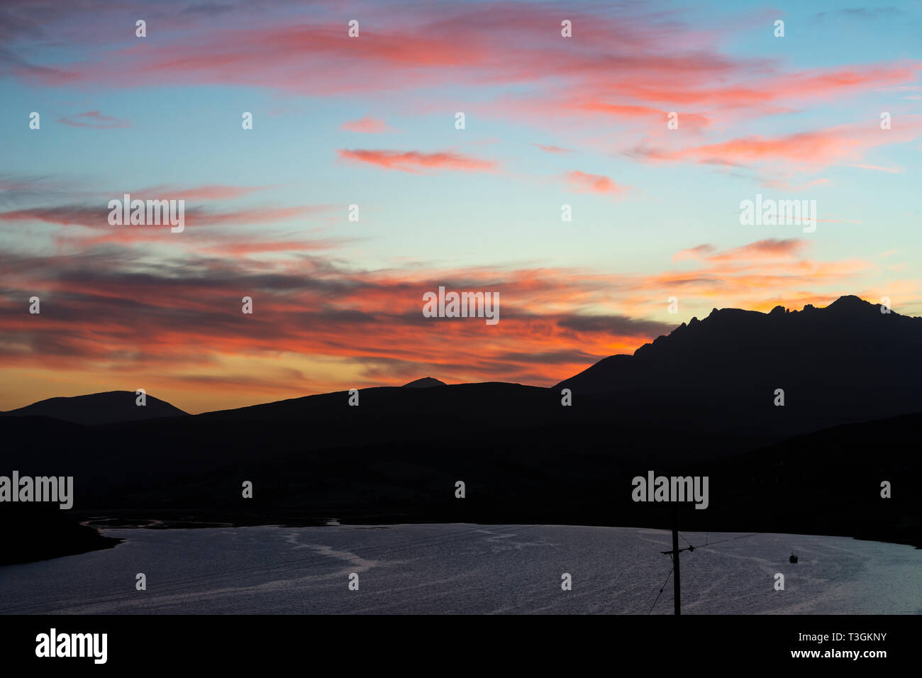Alba sul Loch Harport e il Cuillin Hills sull isola di Skye, regione delle Highlands, Scotland, Regno Unito Foto Stock