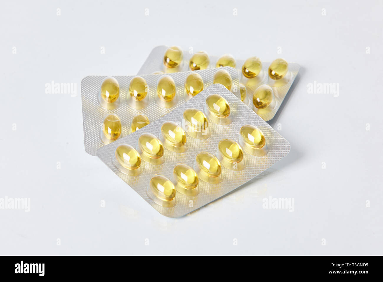 Olio di pesce capsule gelatinose in confezione blister su sfondo bianco. Health care concetto. Confezione di pillole. Foto Stock