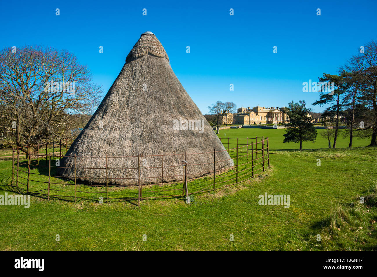 La cinquecentesca casa di ghiaccio utilizzato per immagazzinare ghiaccio importati prima dell'invenzione della refrigerazione Holkham Hall NORFOLK REGNO UNITO Foto Stock