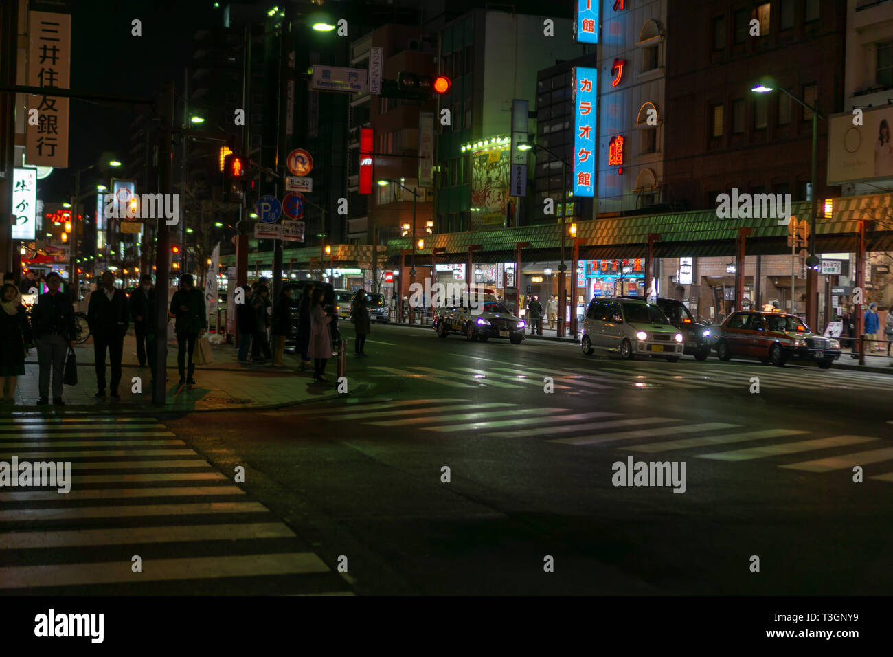 Mi sono davvero goduto il mio passeggiare di sera nel centro di Asakusa nei pressi della Sensi Ji. Vi è abbondanza di ristoranti e di dono incantevole negozi aperti fino a tardi Foto Stock