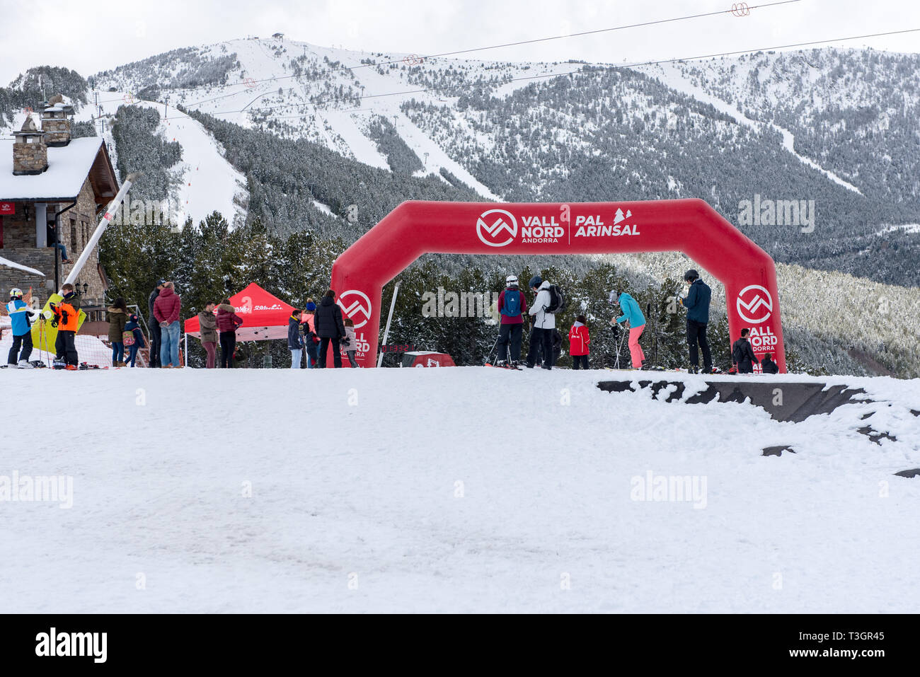 Pal, La Massana - Andorra. Aprile 09 2019 : Nuvoloso Giorno nella località sciistica di Vallnord in Pal, La Massana - Andorra. Foto Stock