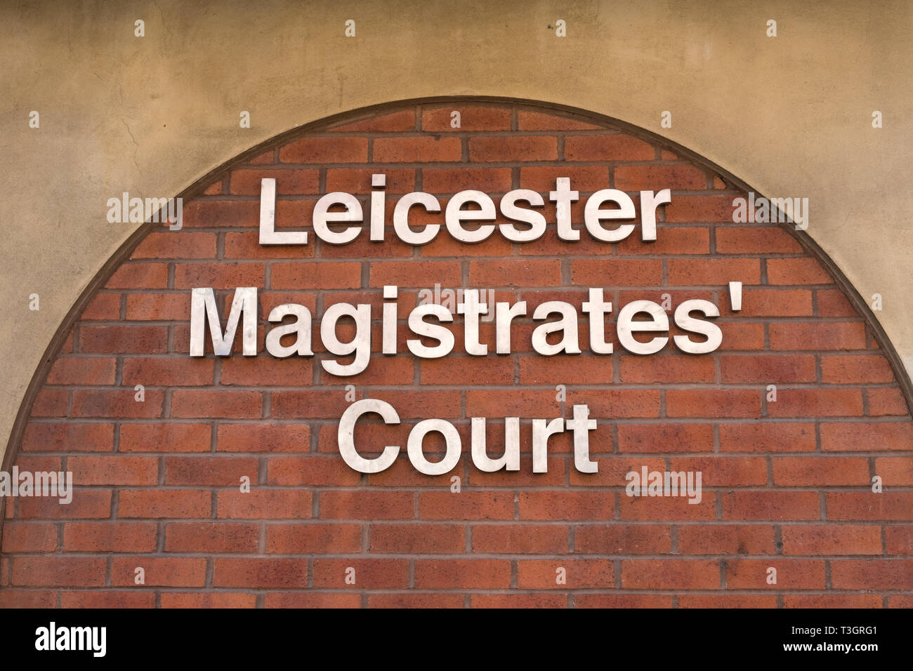 Segno per Leicester Corte dei magistrati sul muro di mattoni, REGNO UNITO Foto Stock