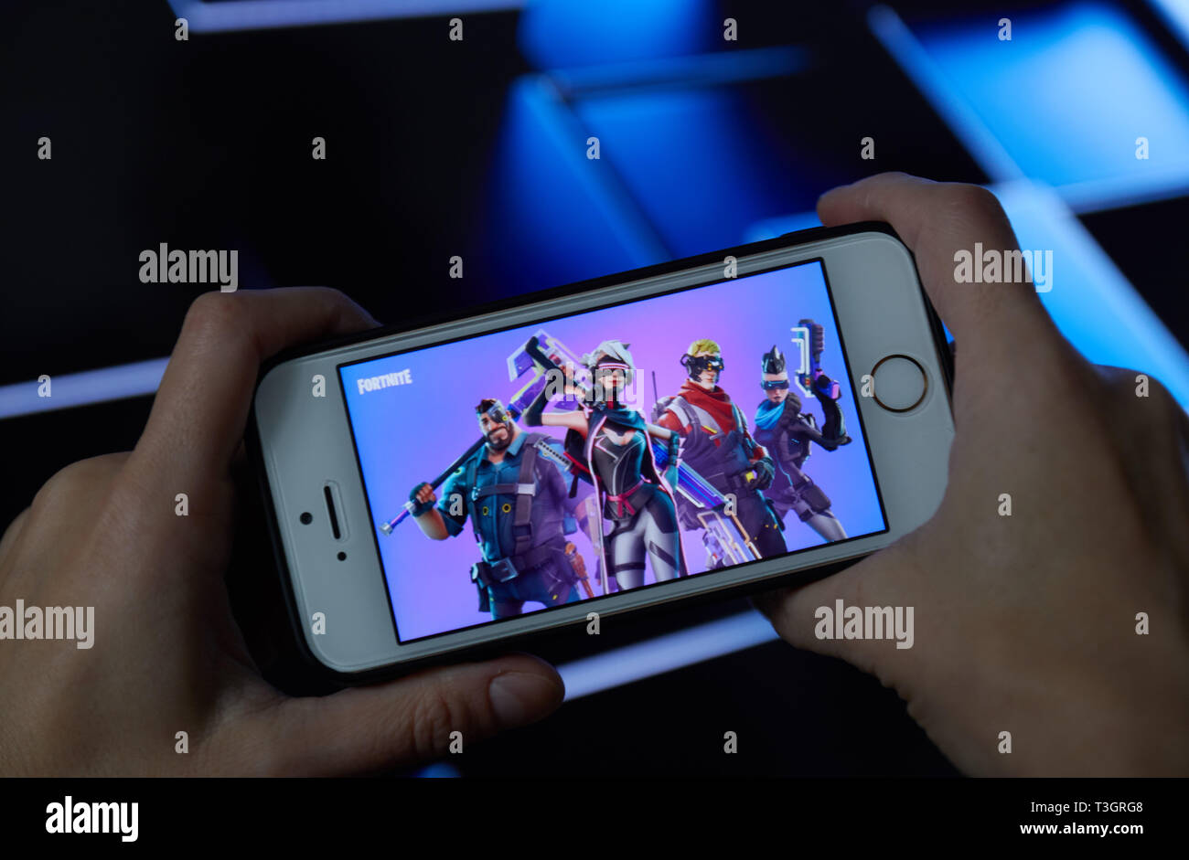 San Francisco, CA USA - Aprile 2019: a mano in possesso di un telefono cellulare con un gioco Fortnite logo vicino. Foto Stock