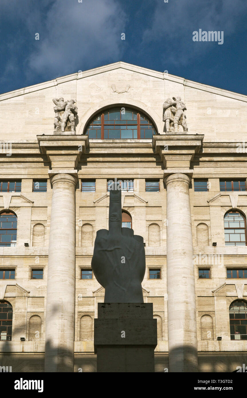 "Dito" scultura di Maurizio Cattelan, prospiciente il Palazzo Mezzanotte (edificio dello Stock Exchange) in Piazza degli affari, Milano, Italia Foto Stock