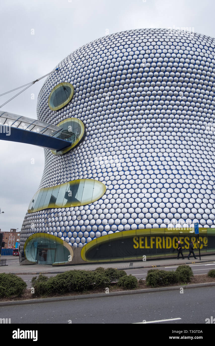 Il futuristico edificio Selfridges a Birmingham, UK con ponte che collega i pedoni a parcheggio multipiano Foto Stock