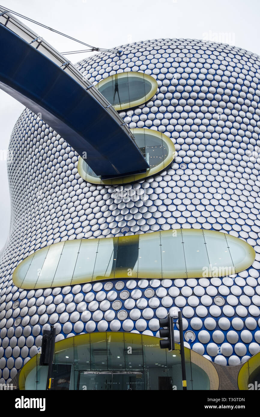 Il futuristico edificio Selfridges a Birmingham, UK con ponte che collega i pedoni a parcheggio multipiano Foto Stock