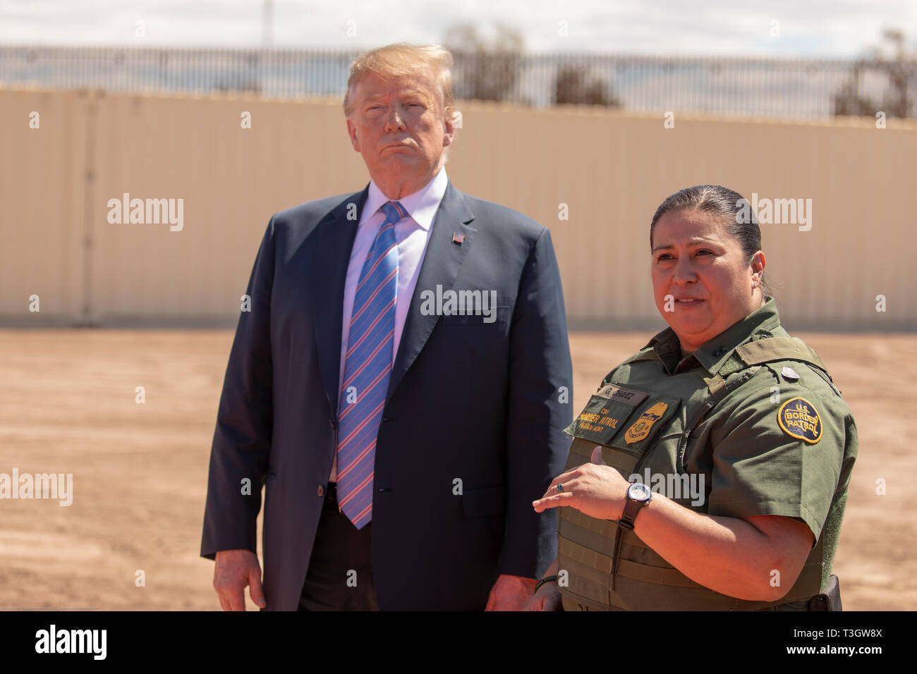 U.S presidente Donald Trump ascolta agente di CBP Gloria Chavez, destra, durante una visita alla Pattuglia di Confine Calexico Station Aprile 5, 2019 in Calexico, California. Trump ha visitato la sezione di parete in corrispondenza Calexico che era parte di un progetto di sostituzione è iniziato sotto il presidente Obama. Foto Stock