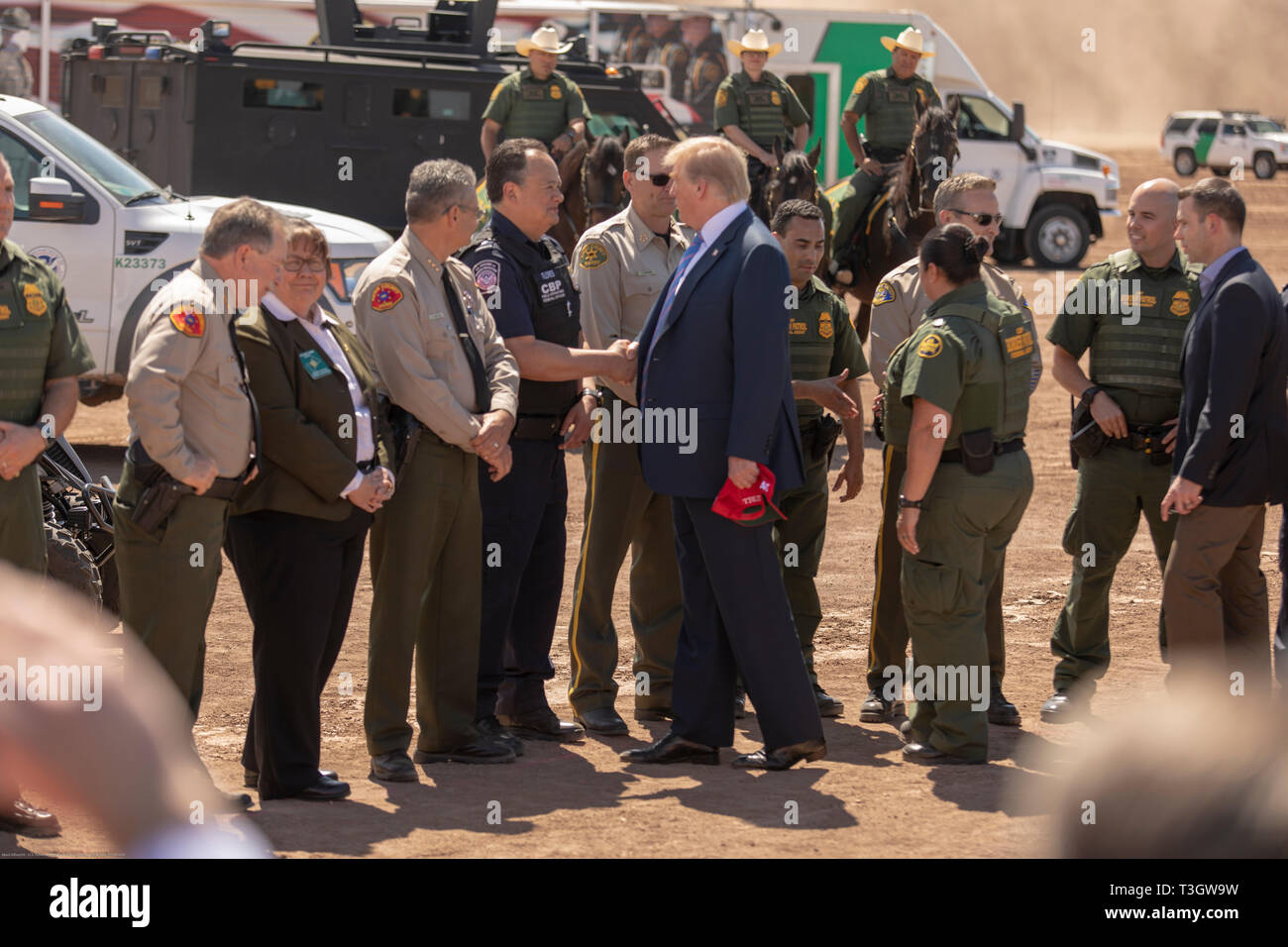U.S presidente Donald Trump scuote le mani con campo di CBP Direttore Pete Flores, sinistra, durante una visita alla Pattuglia di Confine Calexico Station Aprile 5, 2019 in Calexico, California. Trump ha visitato la sezione di parete in corrispondenza Calexico che era parte di un progetto di sostituzione è iniziato sotto il presidente Obama. Foto Stock