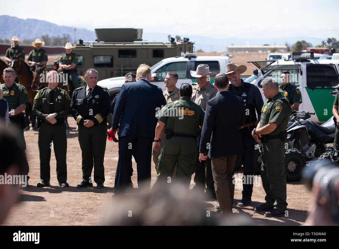 U.S presidente Donald Trump scuote le mani con CBP agenti e funzionari durante una visita alla Pattuglia di Confine Calexico Station Aprile 5, 2019 in Calexico, California. Trump ha visitato la sezione di parete in corrispondenza Calexico che era parte di un progetto di sostituzione è iniziato sotto il presidente Obama. Foto Stock
