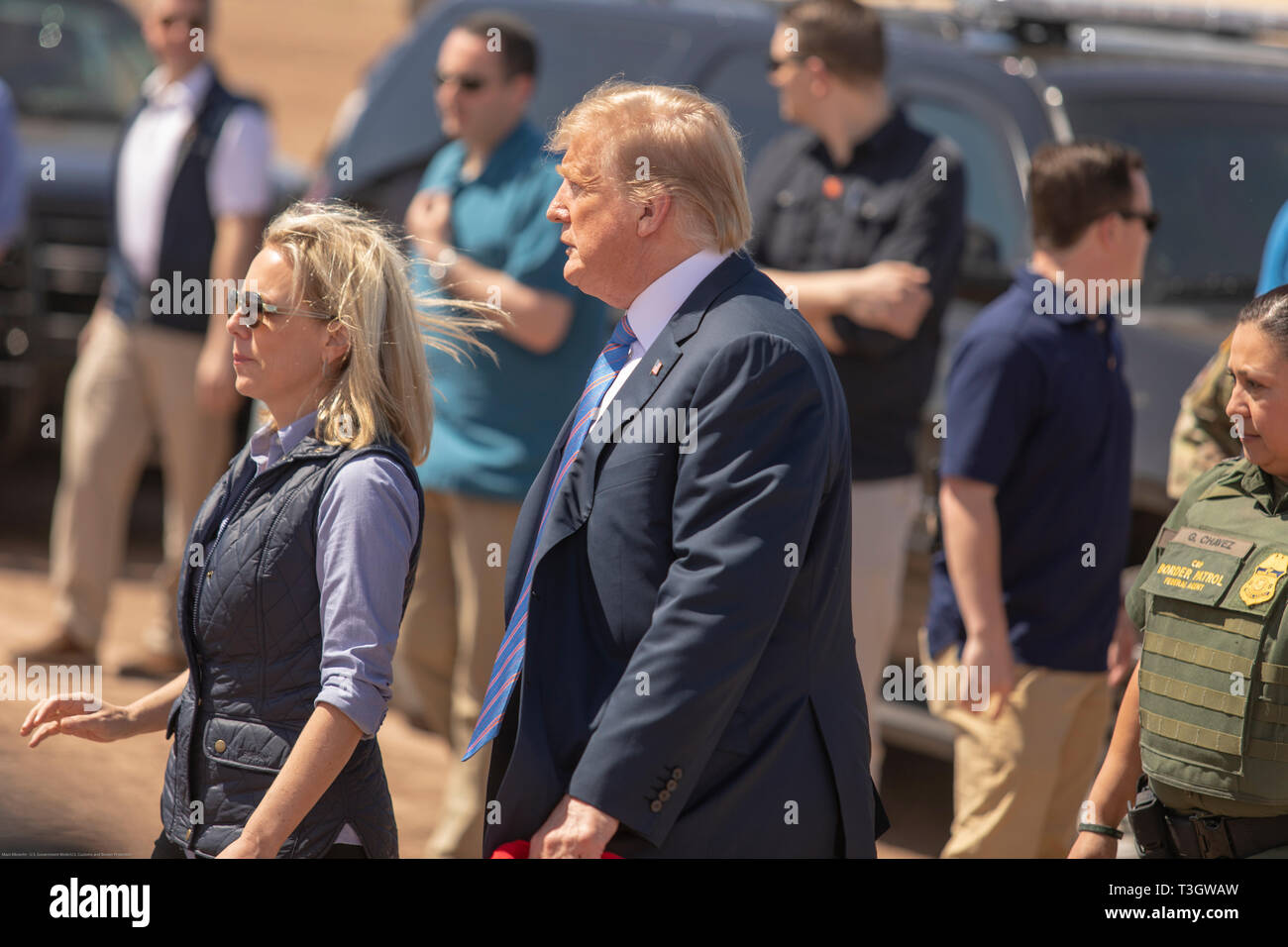 U.S presidente Donald Trump passeggiate con Homeland Security Segretario Kirstjen Nielsen durante una visita alla Pattuglia di Confine Calexico Station Aprile 5, 2019 in Calexico, California. Trump ha visitato la sezione di parete in corrispondenza Calexico che era parte di un progetto di sostituzione è iniziato sotto il presidente Obama. Foto Stock