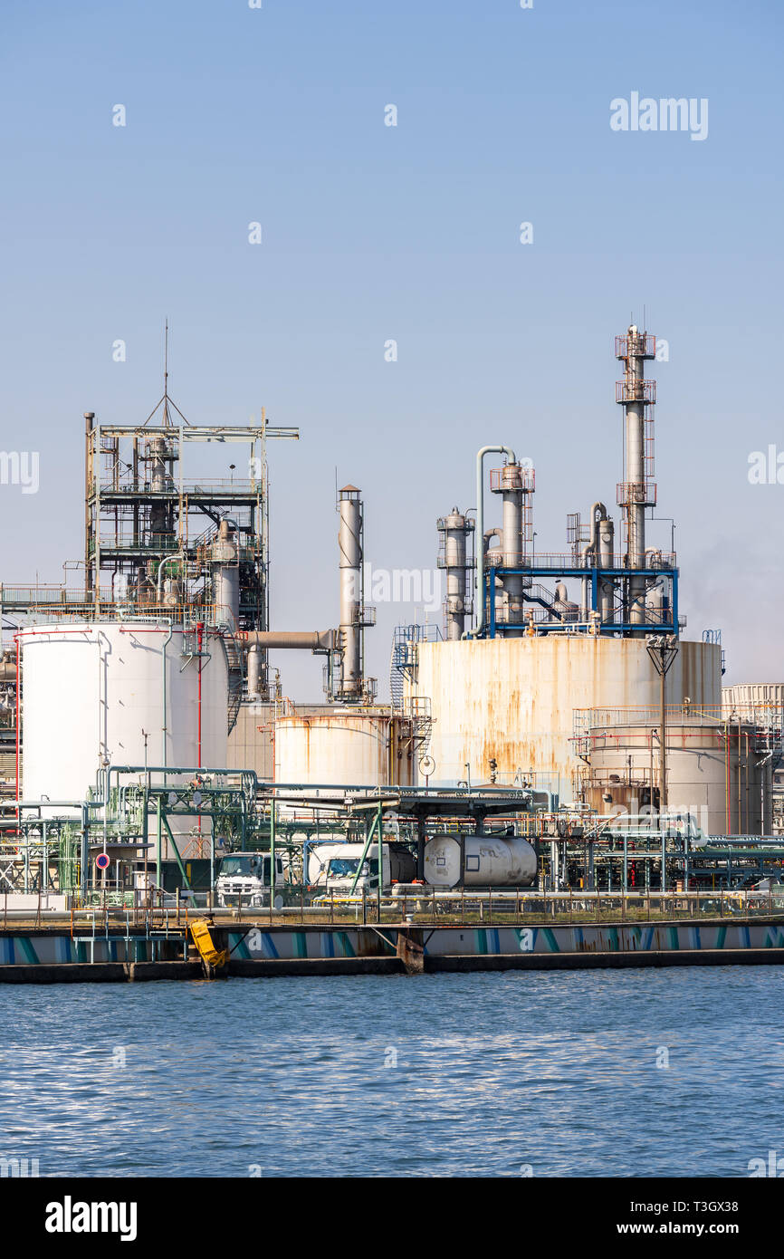 Fabbrica chimica con impianti di stoccaggio del gas e la struttura della pipeline con fumo di ciminiere in Kawasaki Città vicino a Tokyo Giappone Foto Stock