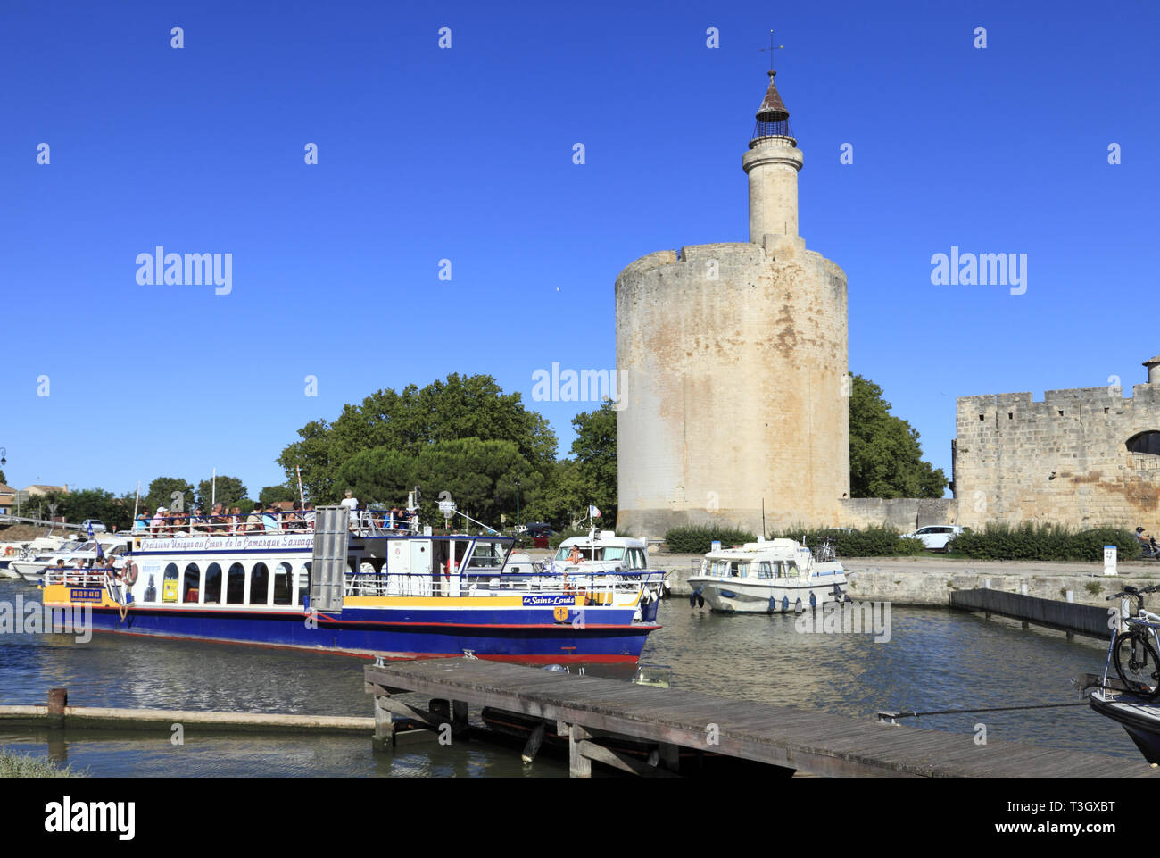 Il porto e la città di Aigues Mortes, una città medievale nel Languedoc Roussillon, Francia Foto Stock