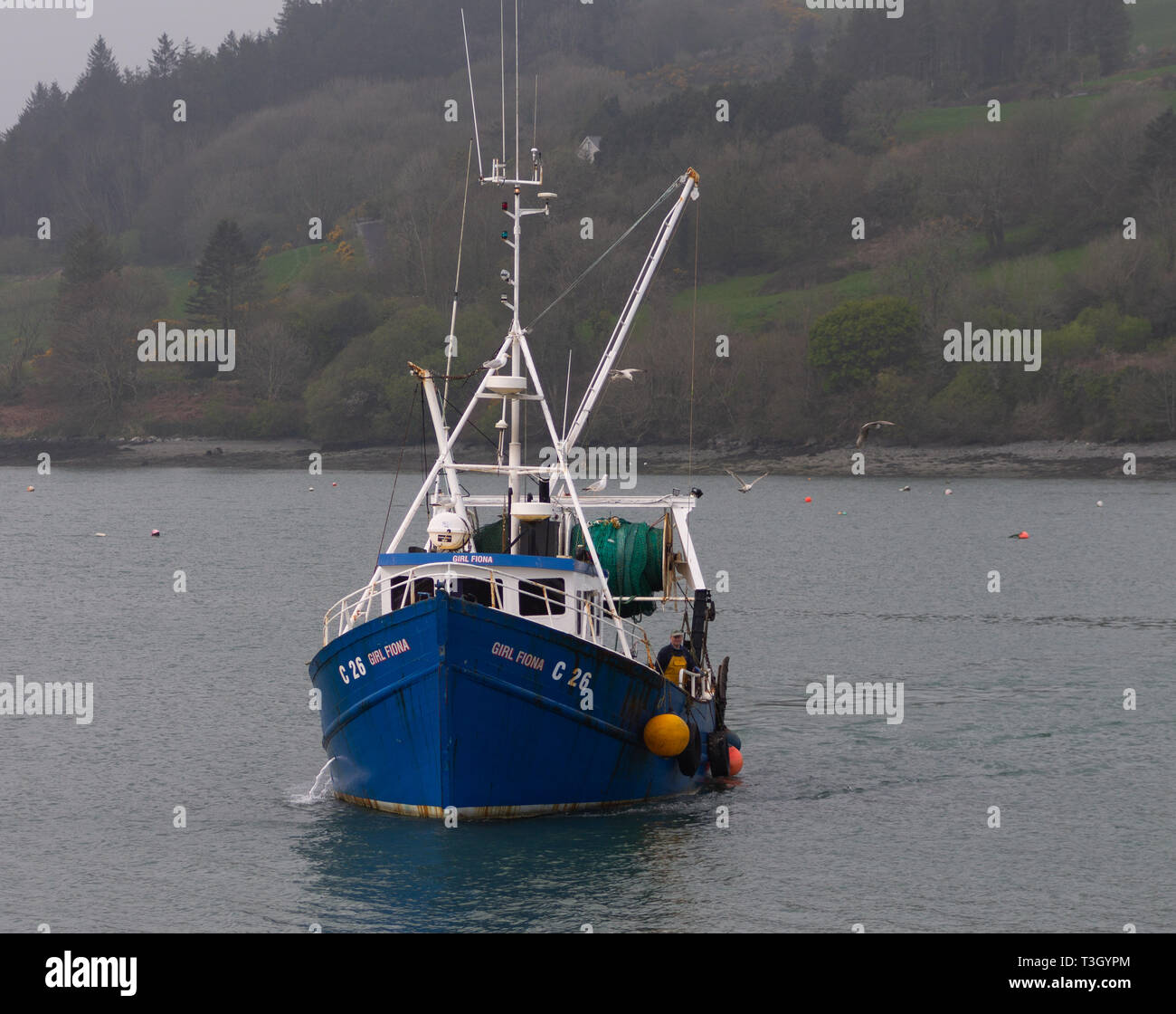 La pesca a strascico che entrano in porto dopo un viaggio di pesca Foto Stock