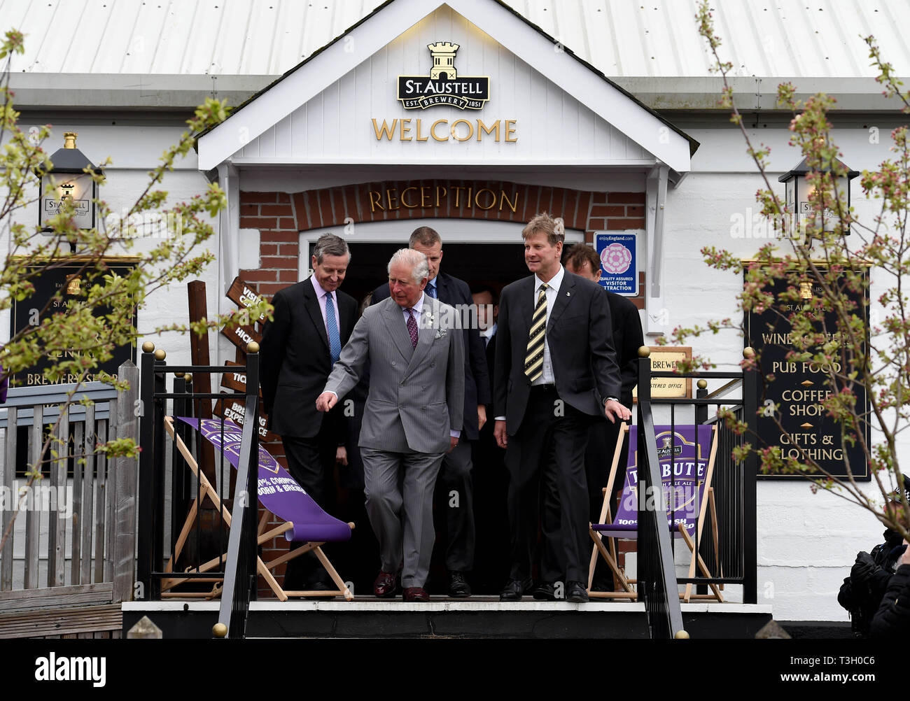 Il Principe di Galles durante una visita a St Austell Brewery in Cornovaglia, dove ha visitato le sue strutture, si è incontrato con i fornitori e ha parlato con i rappresentanti da Pub è il mozzo iniziative. Foto Stock