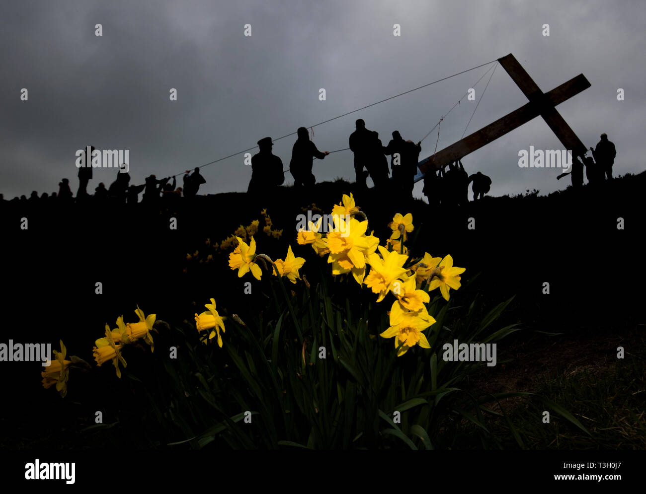 Oltre 50 persone installare un 36-piedi alto cross prima di Pasqua a sorpresa vista dalla cima di Otley Chevin nello Yorkshire. Foto Stock