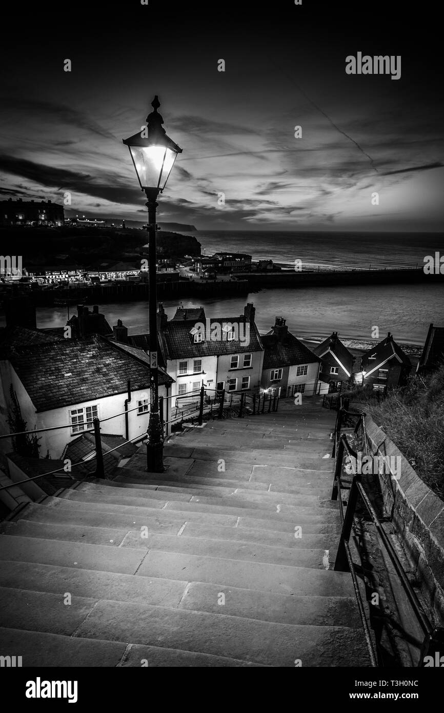 Una vista da 199 passi whitby, North Yorkshire, Regno Unito Foto Stock