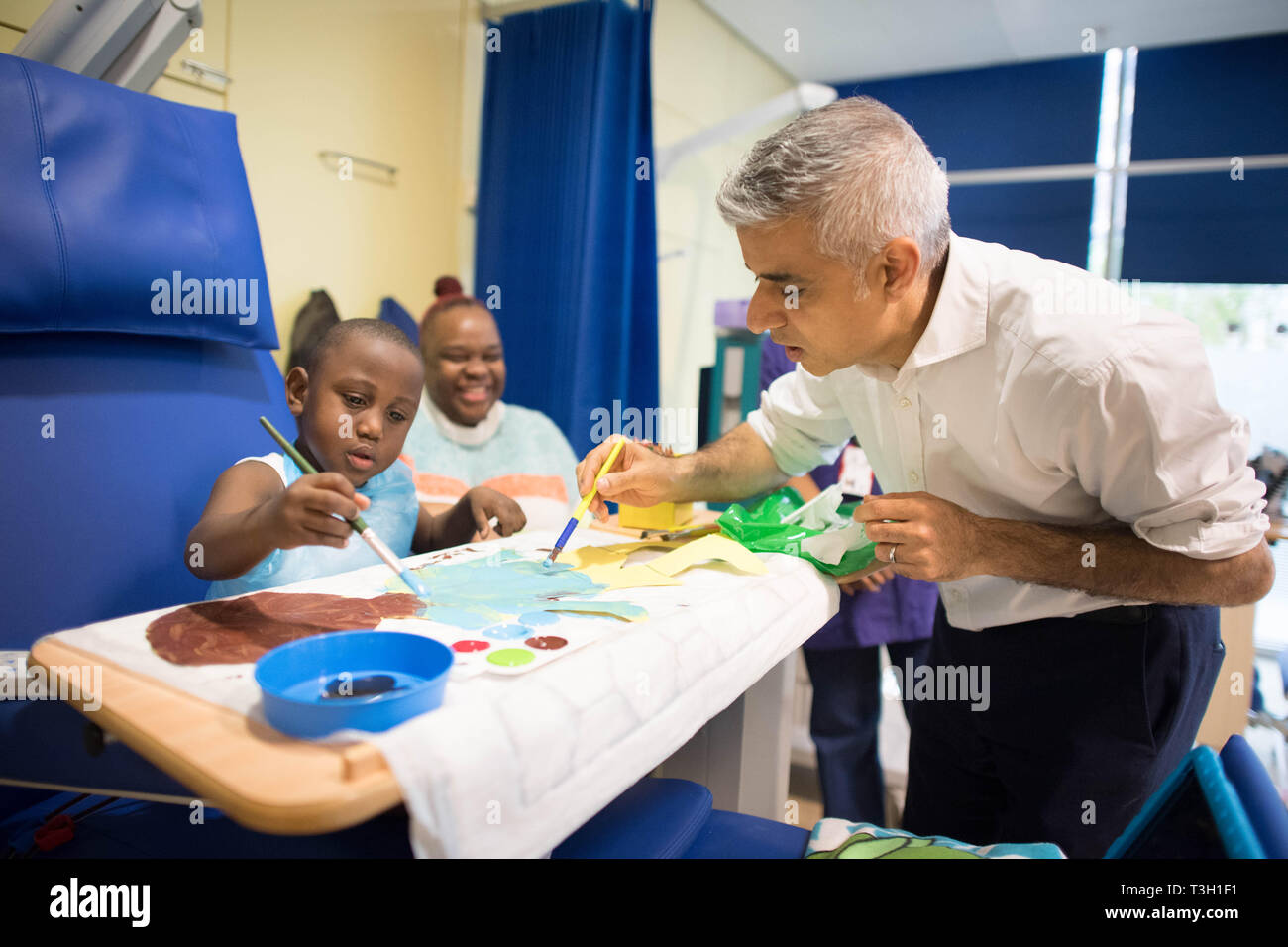 Sindaco di Londra Sadiq Khan a Evelina Londra ospedale per bambini, Londra Sud, come egli lancia il primo al mondo ultra bassa zona di emissione per affrontare tossico dell'aria. Foto Stock