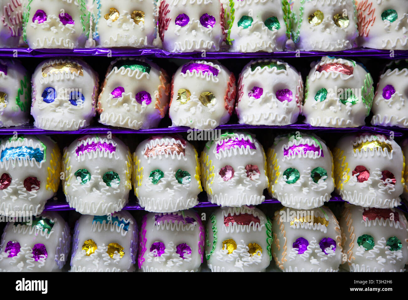 Una calavera, un cranio commestibile fatto di zucchero prodotto in tutto il Messico per celebrare il giorno dei morti, o dia de los Muertos. Foto Stock