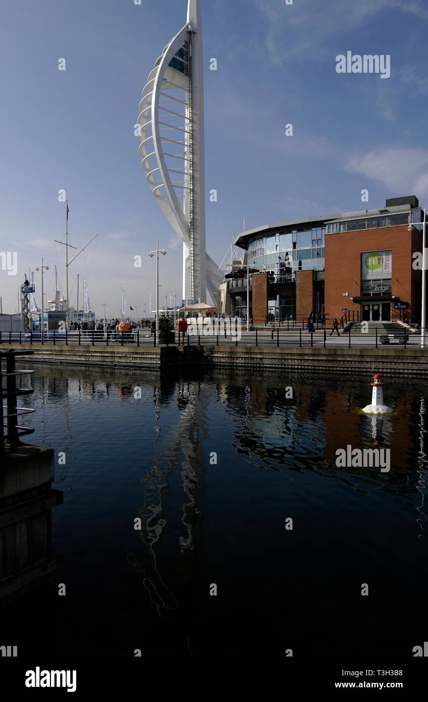 AJAXNETPHOTO. PORTSMOUTH, Inghilterra. - MILLENIUM TOWER - SPINNAKER MILLENIUM TOWER DA GUNWHARF QUAY, riflesso nel vecchio sistema HMS VERNON LOCK. Foto:JONATHAN EASTLAND/AJAX REF:D122603 2164 Foto Stock