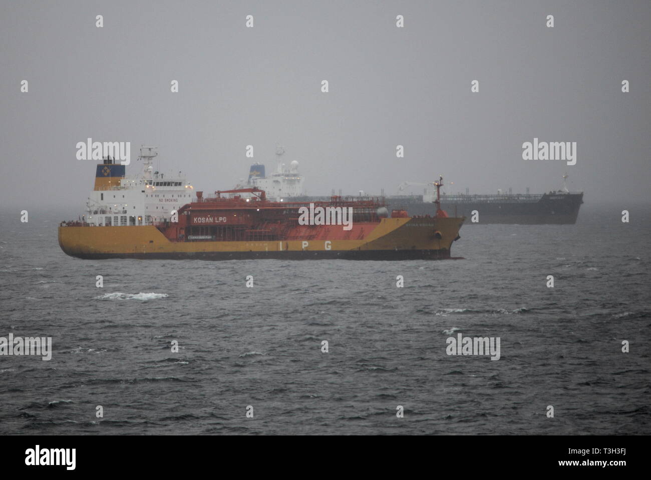 AJAXNETPHOTO. 2015. In mare del canale in lingua inglese. - Vettore di gpl in strade - LA STINA KUSAN ancorato nelle strade fuori costa francese vicino a Dunkerque con altre compagnie marittime già nelle strade. Foto:JONATHAN EASTLAND/AJAX REF:D121506 2872 Foto Stock